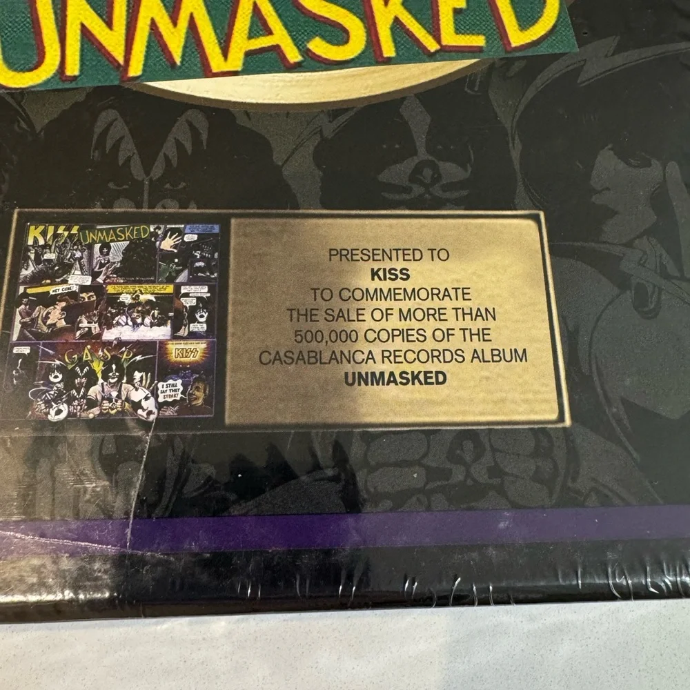 Kiss puzzle celebrating